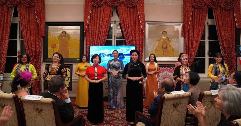 Spouses of Vietnamese diplomats in Washington DC take part in a show of traditional costumes of Vietnam. (Photo: The Voice of Vietnam.