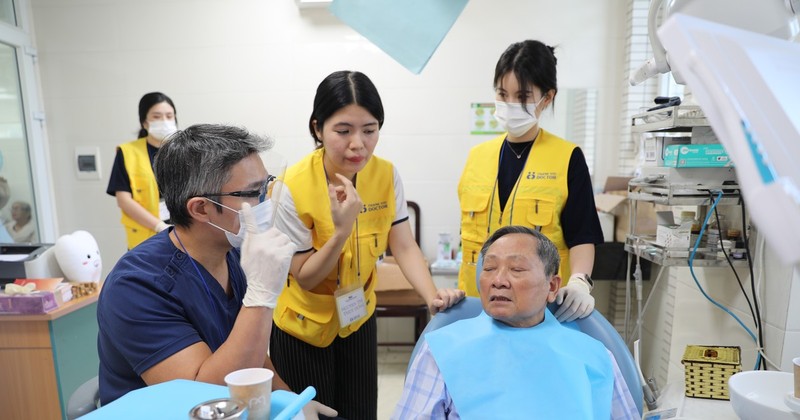 A local in Thanh Hoa city receives free dental examination and consultation under the voluntary medical programme. (Photo: VNA)