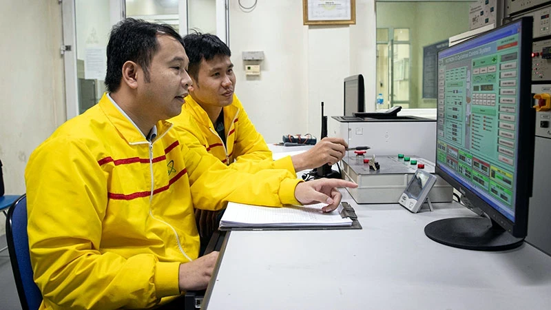 Staff of the Hanoi Irradiation Centre operate an accelerator to produce radioactive pharmaceuticals. (Photo: SON TUNG)