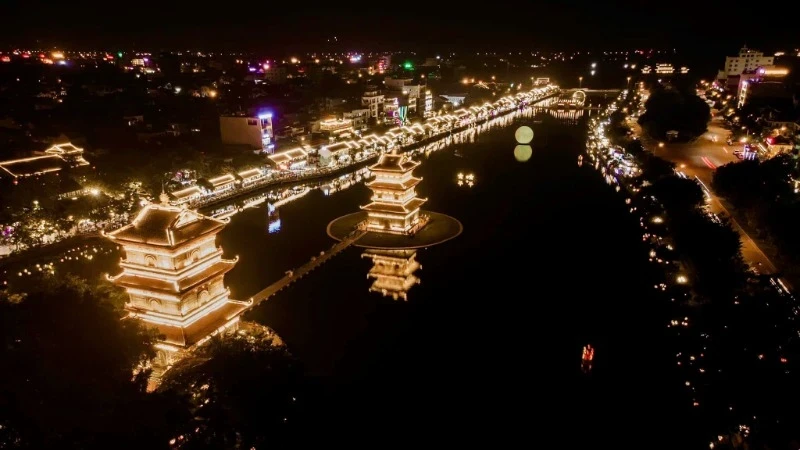 Hoa Lu ancient town recreates and restores the beauty of ancient Vietnamese architecture and culture, located on the campus of Ky Lan Mountain - Silver Pagoda, Tan Thanh Ward, Ninh Binh City.