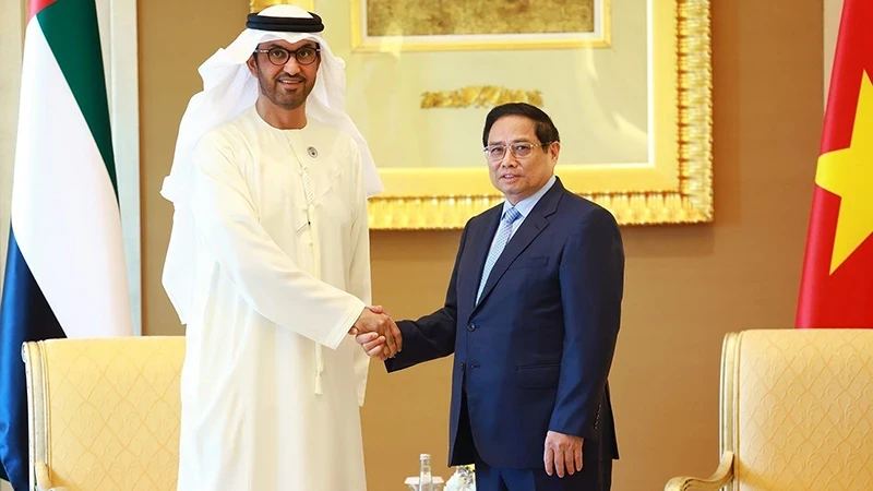 Prime Minister Pham Minh Chinh (right) the UAE Minister of Industry and Advanced Technology — Sultan bin Ahmed Al Jaber — who is also Group CEO of the Abu Dhabi National Oil Company. (Photo: VNA)