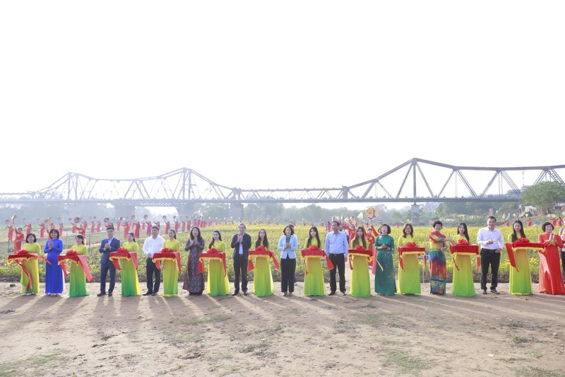 Delegates cut the ribbon to inaugurate the project "Phuc Xa - Ba Dinh Flower Wharf". (Photo: hanoimoi.vn) 