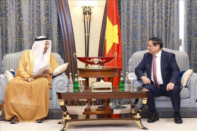 Prime Minister Pham Minh Chinh (right) receives Saudi Arabia's Minister of Investment Khalid bin Abdulaziz Al-Falih in Riyadh on October 30. (Photo: VNA)