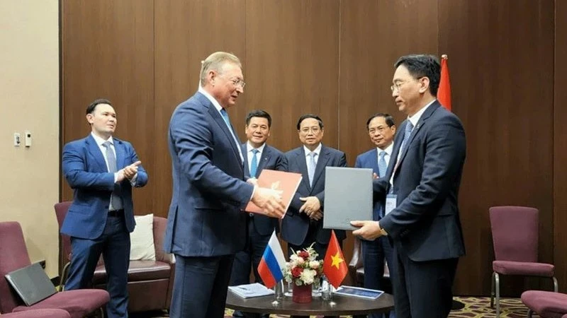 The handover ceremony of cooperation documents between PV GAS and Zarubezhneft.