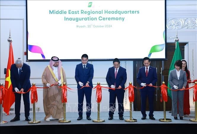 Prime Minister Pham Minh Chinh (third from right) at the inauguration ceremony and opening of FPT's Middle East regional office in Saudi Arabia on October 30. (Photo: VNA)