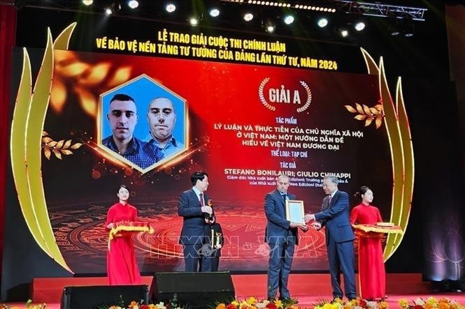 Director of the Anteo Edizioni publishing house Stefano Bonilauri receives the top prize of the 4th annual competition on protecting the Communist Party of Vietnam’s ideological foundation. (Photo: VNA)