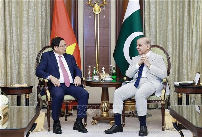 Prime Minister Pham Minh Chinh (left) and his Pakistani counterpart Shehbaz Sharif (Photo: VNA)