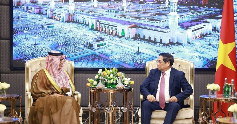 Prime Minister Pham Minh Chinh (R) receives Abdulla Mohammed Al Zamil, Chairman of the Board of Directors of Zamil Industrial Investment Company (Zamil Industrial) under Zamil Group. (Photo: VNA)