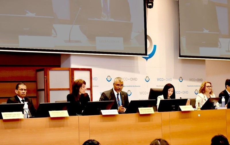 Nguyen Thi Vinh Hoa (4th from left), Counselor of the Vietnamese Embassy in Belgium and Representative of Vietnam Customs to the World Customs Organisation, chairs the session. (Photo: VNA).