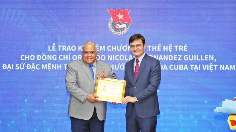 Cuban Ambassador to Vietnam presented with "For the Young Generation" Medal 