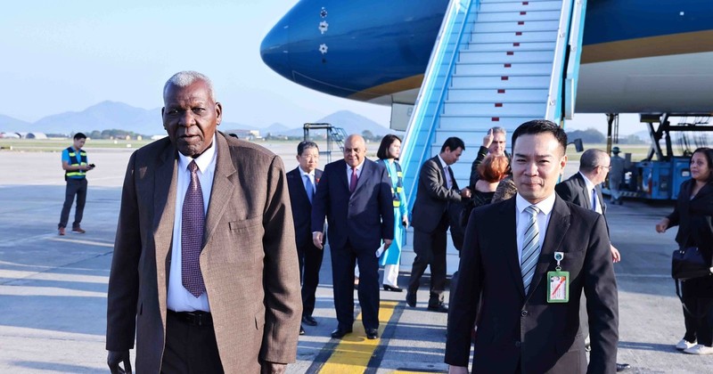 A welcome ceremony for President of the National Assembly of People’s Power of Cuba Esteban Lazo Hernandez at Noi Bai international airport (Photo: VNA)