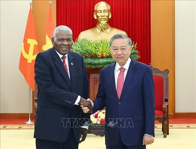 General Secretary of the Communist Party of Vietnam To Lam (R) and Politburo member of the Communist Party of Cuba and President of the National Assembly of People’s Power Esteban Lazo Hernandez. (Photo: VNA)