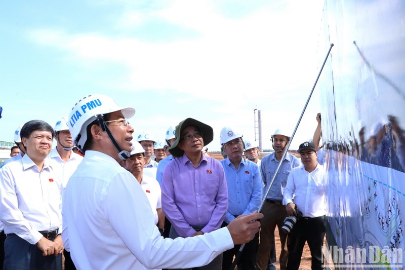 ACV leaders report on the location of the elevated railway station at Long Thanh Airport.