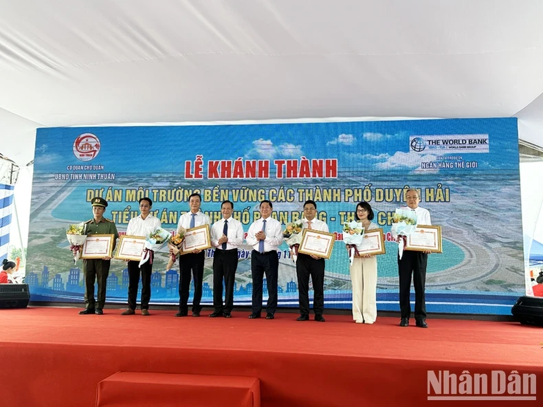  Chairman of Ninh Thuan Provincial People's Committee Tran Quoc Nam presents Certificates of Merit from the Provincial People's Committee to collectives and individuals who have contributed to the project's success. (Photo: NGUYEN TRUNG)