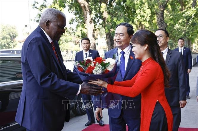 President of the National Assembly of People’s Power of Cuba Esteban Lazo Hernandez (left) is welcomed by Chairman of the National Assembly of Vietnam Tran Thanh Man (third from left) in Hanoi on November 2. (Photo: VNA)