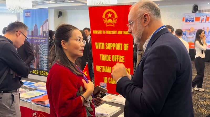 Tran Thu Quynh (left), trade counsellor of Vietnam in Canada, talks to Aref Salem, a Montreal City Councilor for Saint Laurent district, at the 2024 MIBIExpo. (Photo: VNA)