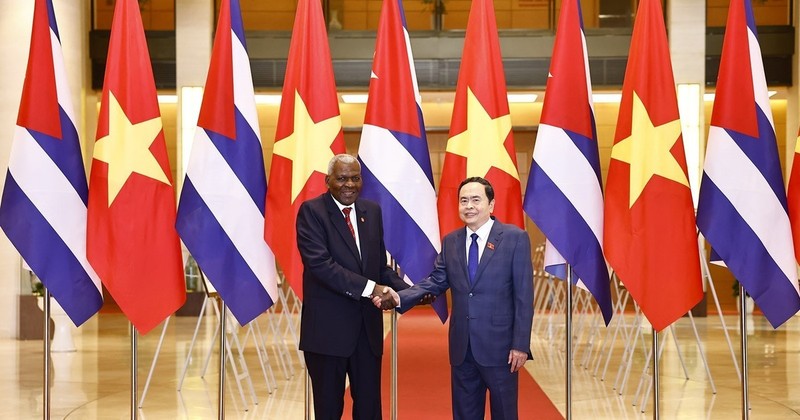 National Assembly Chairman Tran Thanh Man (R) and President of the National Assembly of People’s Power of Cuba Esteban Lazo Hernandez (Photo: VNA)