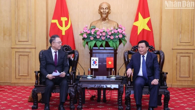 Prof. Dr Nguyen Xuan Thang, Politburo member, Director of the Ho Chi Minh National Academy of Politics (HCMA) and Chairman of the Central Theory Council, received Kim Chae-Hwan, President of the National Public Officials Human Resources Development Institute.