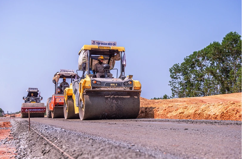 Contractors construct a section of a North-South Expressway project in the 2021-2025 period. (Photo: VietnamPlus)