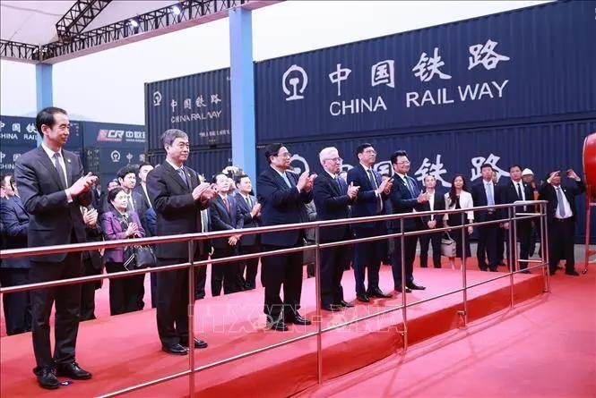 Prime Minister Pham Minh Chinh (third from left) and Vietnamese and Chinese officials welcome an ASEAN fast train from Hanoi to the Chongqing International Logistics Hub Park on November 8. (Photo: VNA)