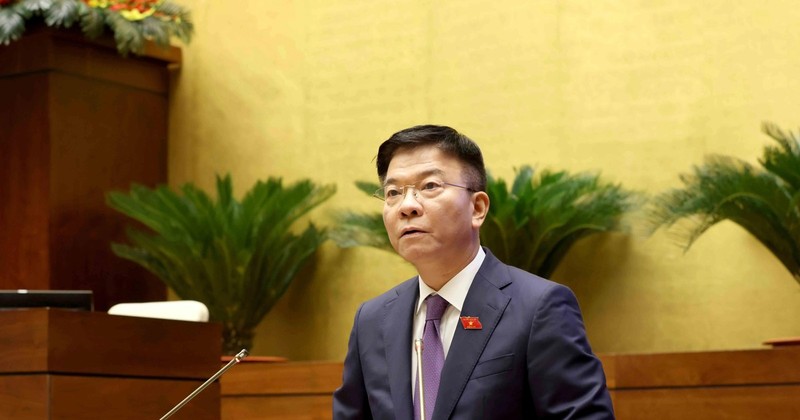 Deputy Prime Minister Le Thanh Long presents the proposal on the investment policy of the National Target Programme on Drug Prevention and Control until 2030 on November 8 (Photo: VNA)