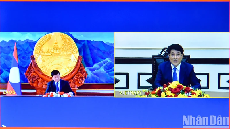 At the online talks between Vietnamese State President Luong Cuong (R) and Party General Secretary and President of Laos Thongloun Sisoulith. (Photo: NDO)