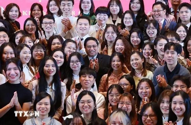 Prime Minister Pham Minh Chinh (C) meets Vietnamese students and representatives of the Vietnamese community in Chongqing city (Photo: VNA)