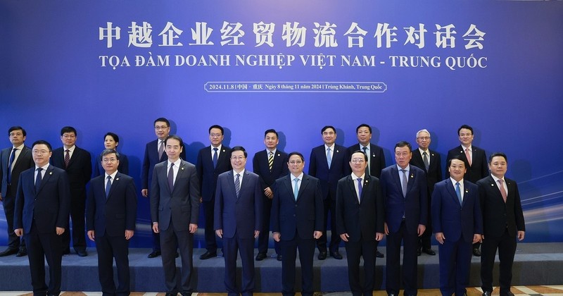 Prime Minister Pham Minh Chinh (first line, centre) attends the Vietnam - China business seminar in Chongqing city on November 8 (Photo: VNA)