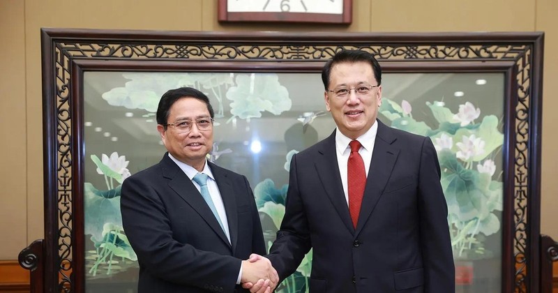 Visiting Prime Minister Pham Minh Chinh (L) and Yuan Jiajun, Politburo member of the Communist Party of China (CPC) Central Committee and Secretary of the Chongqing Municipal Party Committee, at their meeting on November 8. (Photo: VNA)