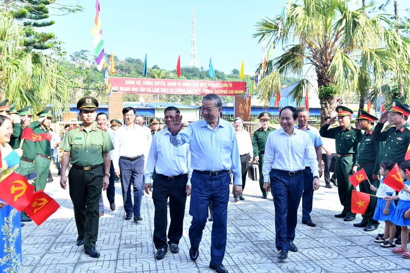 Secretary To Lam visits and works in Bach Long Vi island district.