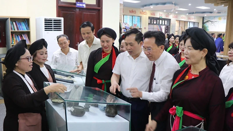 The delegates visit the exhibition space.