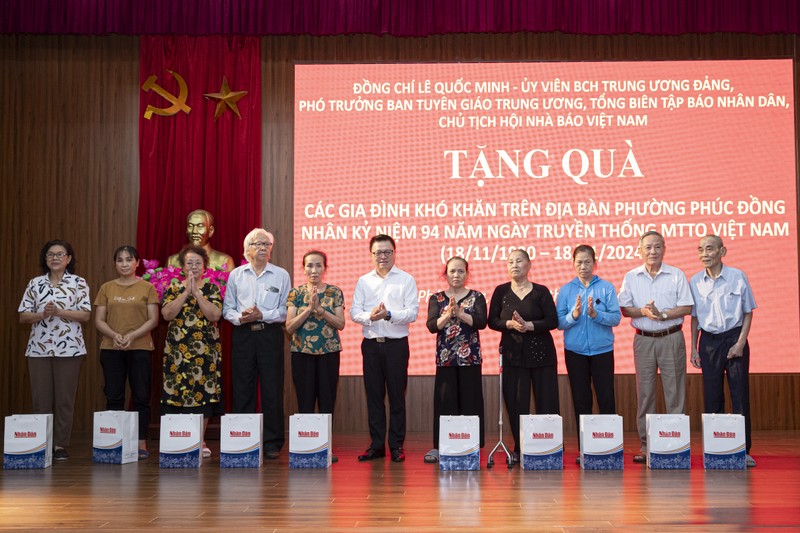 Le Quoc Minh, Member of the Party Central Committee (PCC), Editor-in-Chief of Nhan Dan (People) Newspaper, Deputy Head of the PCC Commission for Communication and Education, and Chairman of the Vietnam Journalists’ Association, presents gifts to families living in difficult circumstances