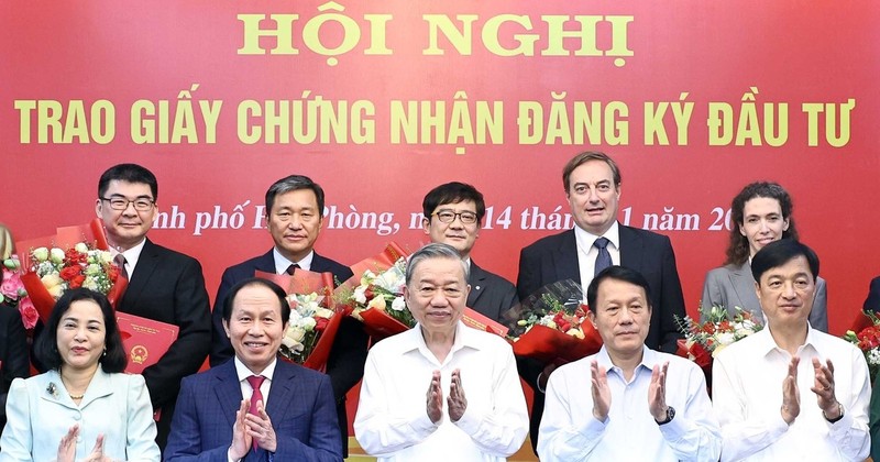 General Secretary of the Communist Party of Vietnam Central Committee To Lam (centre, front row) attends the ceremony on November 14 to hand over investment certificates to 12 major FDI projects in Hai Phong city. (Photo: VNA)