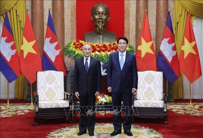 Cambodian King Preah Bat Samdech Preah Boromneat Norodom Sihamoni and State President Luong Cuong (R) in a photo taken during the former State visit to Vietnam from November 28-29. (Photo: VNA)