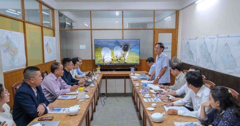 At the meeting between Deputy Director of the Department of Industry and Trade of Can Tho city Huynh Thanh Su and representatives from China Gezhouba Group Corporation (Photo: VNA)