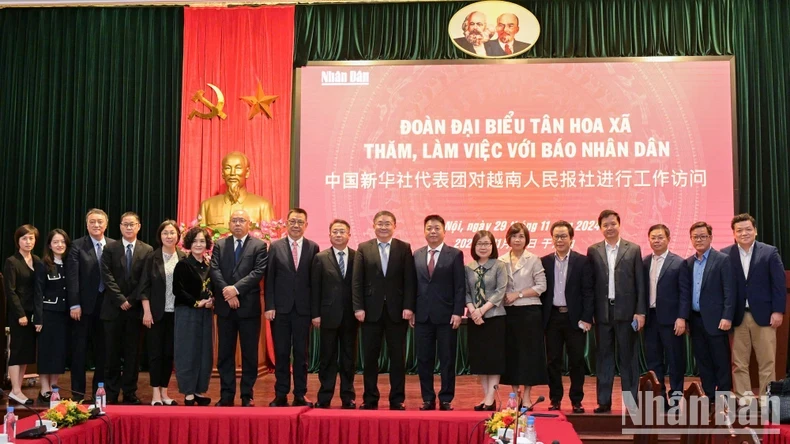 Delegates take a souvenir photo at Nhan Dan Newspaper.