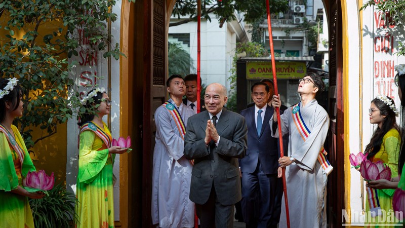 Cambodian King Norodom Sihamoni visits Quan Su Pagoda (Hanoi).