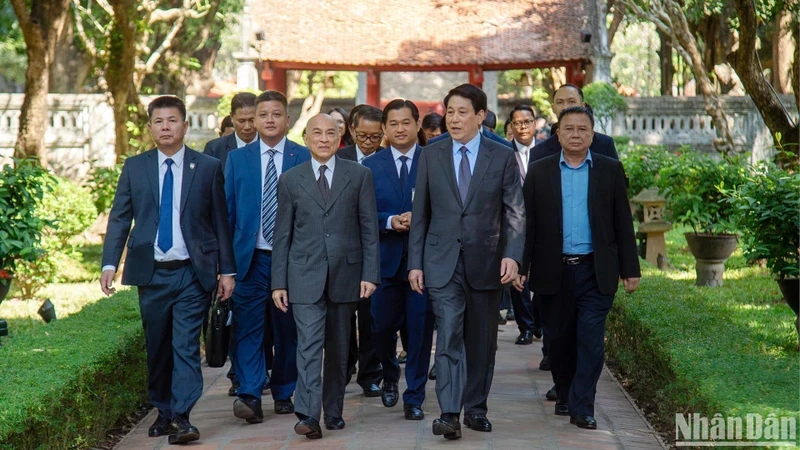 State President Luong Cuong and Cambodian King Preah Bat Samdech Preah Boromneat Norodom Sihamoni visit Van Mieu – Quoc Tu Giam (Photo: NDO)