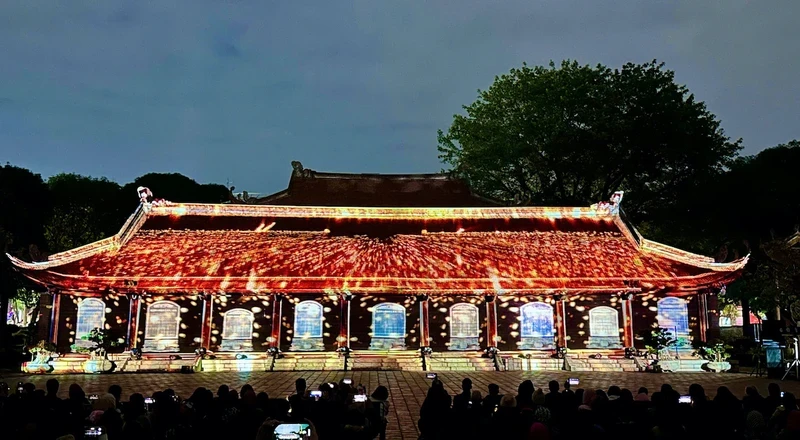 Temple of Literature comes alive with 3D mapping performances.