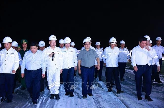 Prime Minister Pham Minh Chinh visits the Centre for Energy Industry and Port Logistics Services of the PetroVietNam Technical Service Corporation. (Photo: Duong Giang/VNA)