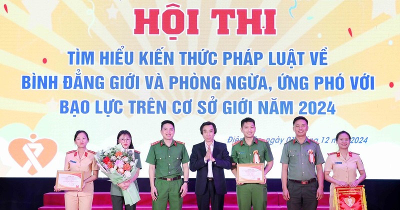 The team from the public security division of Dien Bien district win the first prize of the contest. (Photo: VNA)