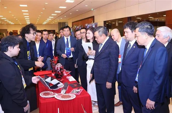 A booth showcases products and services for smart city development (Photo: VNA)