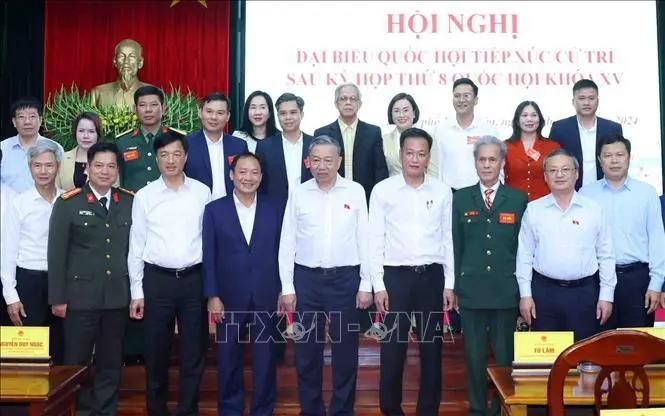 Party General Secretary To Lam (first row, fourth from left) and Hung Yen voters. (Photo: VNA)