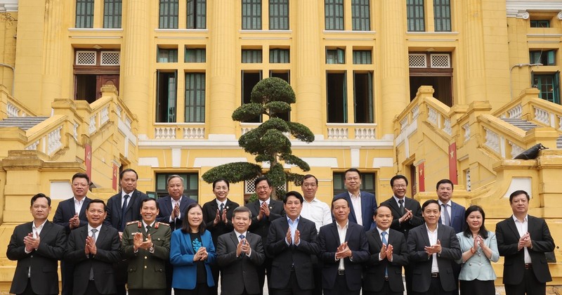 State President Luong Cuong (centre, front row) and the staff of the Supreme People's Court. (Photo: VNA)