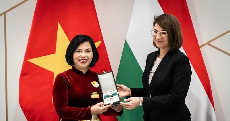 Hungarian State Secretary for Bilateral Relations at the ministry Illés Boglárka (R) presents Hungarian Officer’s Cross of Merit to Vietnamese Ambassador Nguyen Thi Bich Thao (Photo: VNA)