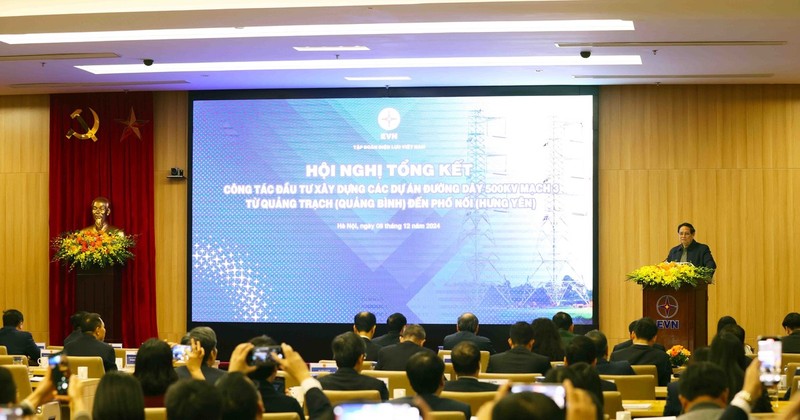 Prime Minister Pham Minh Chinh addresses at the conference to review the investment and construction of the 500kV circuit-3 power transmission line linking Quang Trach and Pho Noi on December 8. (Photo: VNA)