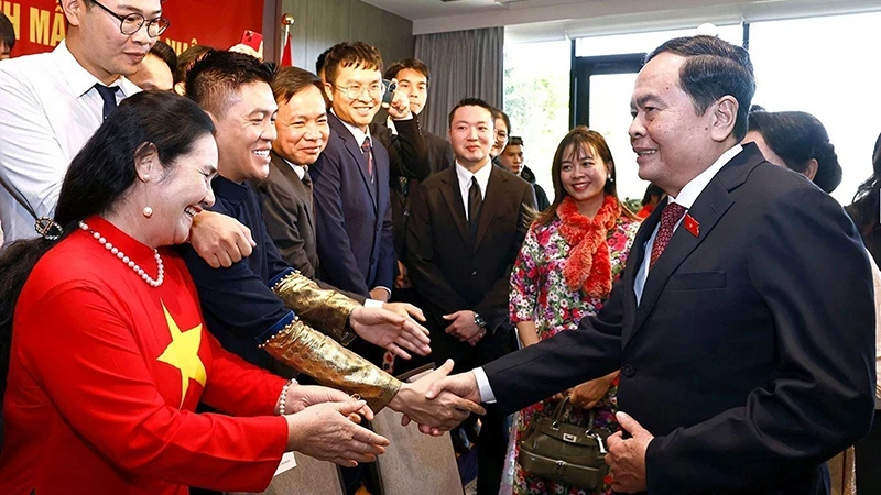 National Assembly Chairman Tran Thanh Man and his spouse met with representatives of the Vietnamese community in Japan. (Photo: VNA)