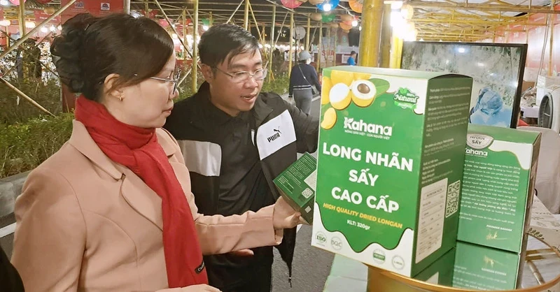 Consumers access regional specialities at the Hanoi Agricultural Products Fair organised by HPA. (Photo: Hoai Nam)