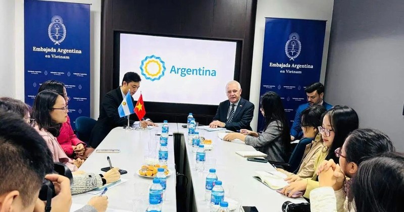 Newly-appointed Argentinian Ambassador to Vietnam Marcos A. Bednarski has a meeting with press agencies in Hanoi on December 10. (Photo: VNA)