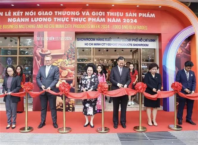 Delegates cut the ribbon to kick off the Business Matching and Ho Chi Minh City Products Week 2024 – Food and Beverages (Photo: VNA)